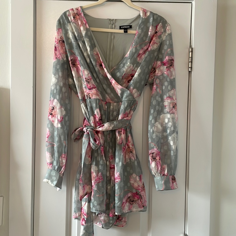 Cute romper by EXPRESS Size M